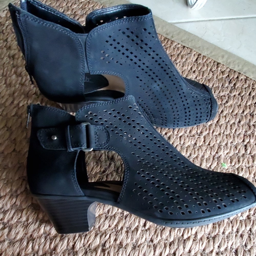 NWT no tag Earth women shoes